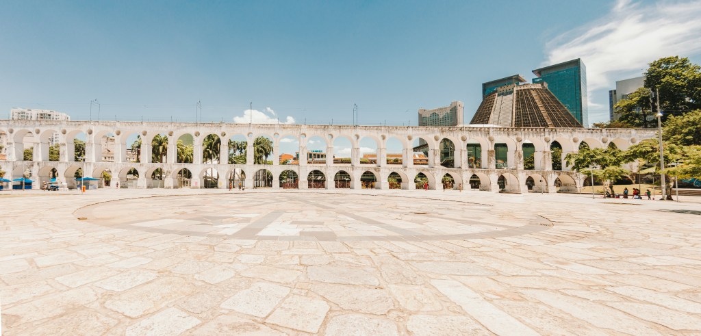 Arcos da Lapa no Rio de Janeiro, patrimônio histórico e ponto de passagem do bondinho para Santa Teresa.
